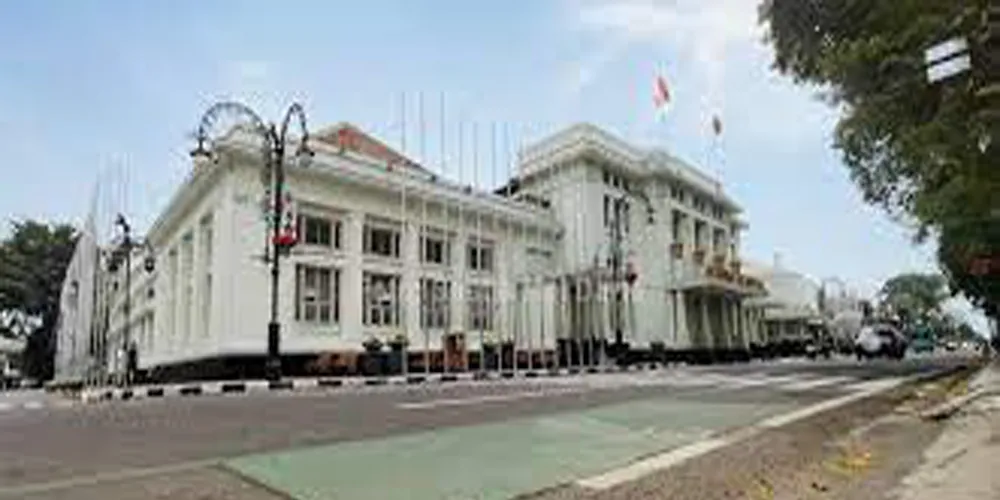 Gedung-Merdeka-samping